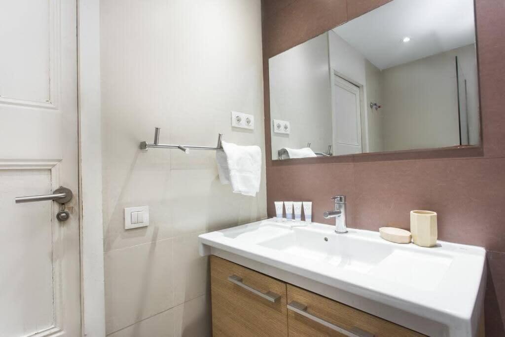 4Bedroom Apart With Balcony In Las Ramblas 3-2 Барселона Экстерьер фото