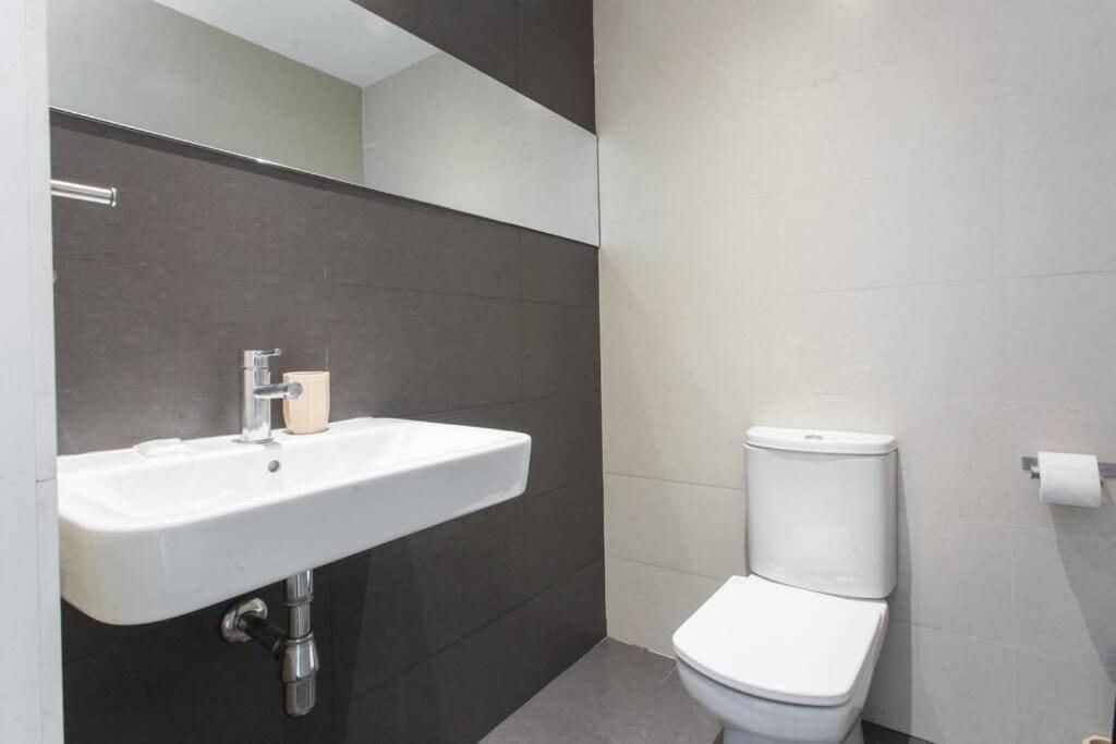 4Bedroom Apart With Balcony In Las Ramblas 3-2 Барселона Экстерьер фото